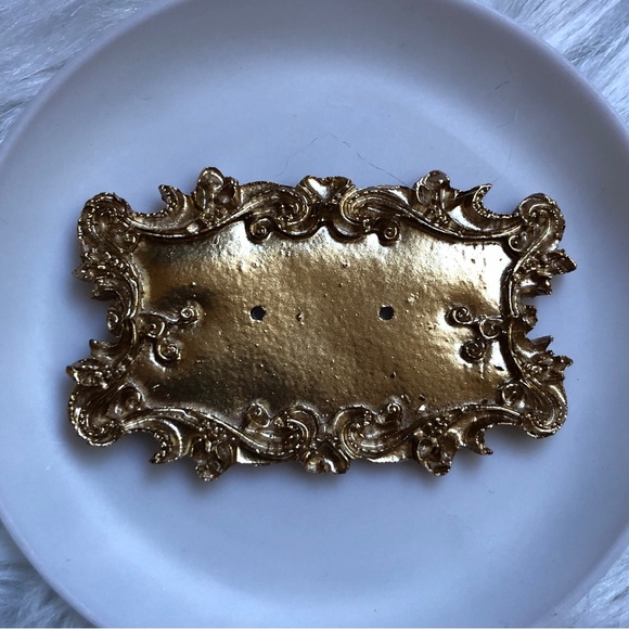 Beige/cream floral stud earrings with vintage style display - Picture 6 of 7